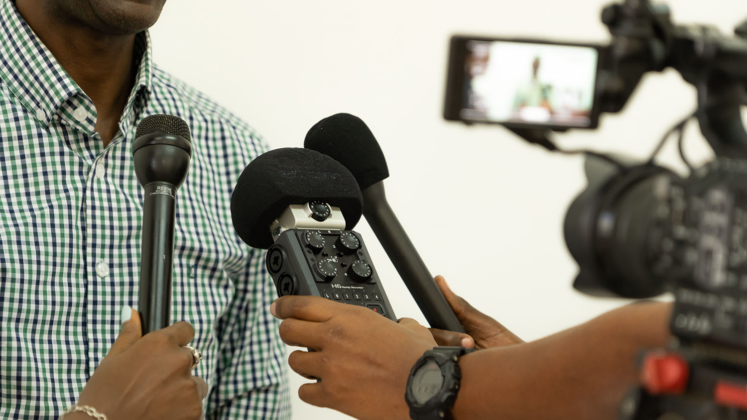 Les micros des journalistes tendus devant une personne